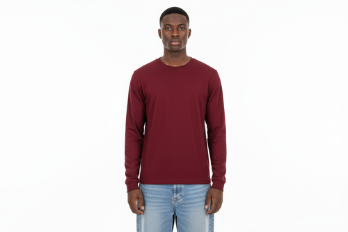 Modelo afroamericano con camisa vino borgoña - acercado